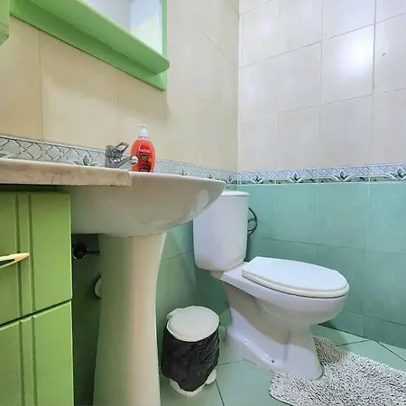Fab's 2 Bedroom Flat 티라나