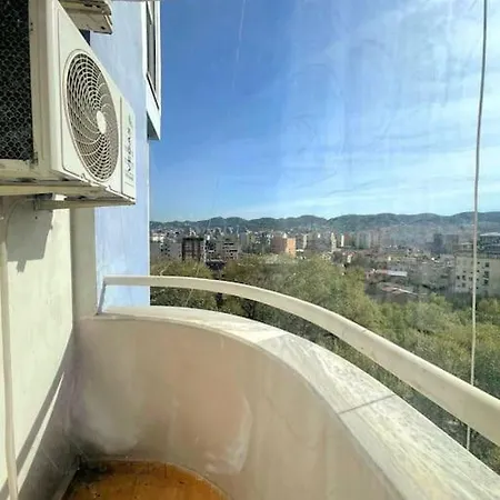 Fab's 2 Bedroom Flat 티라나